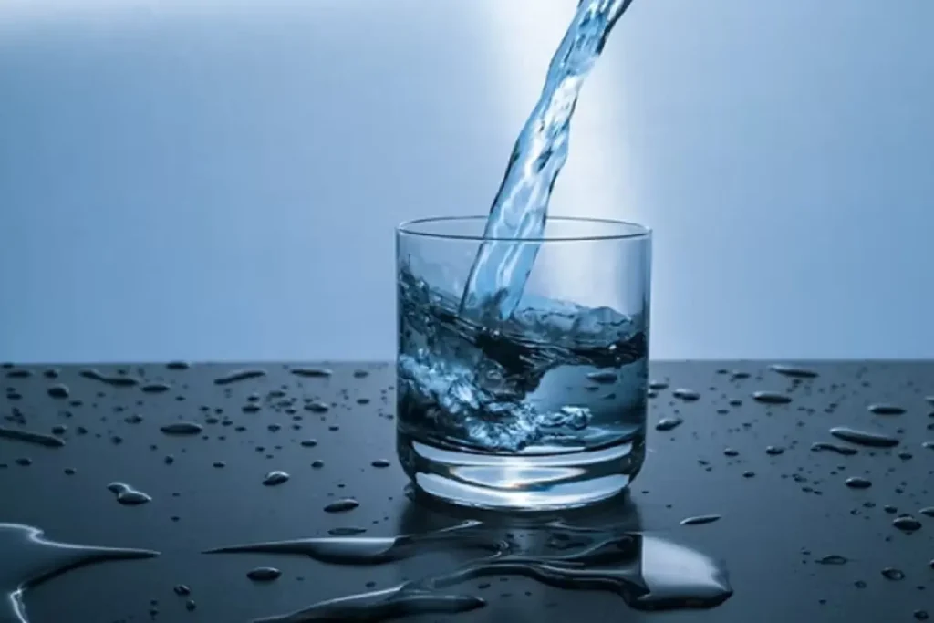 فوائد شرب الماء على الريق للجسم